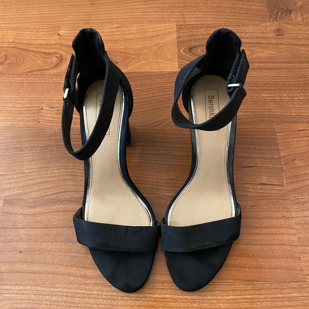 Size 6.5 Bershka sandals, good condition